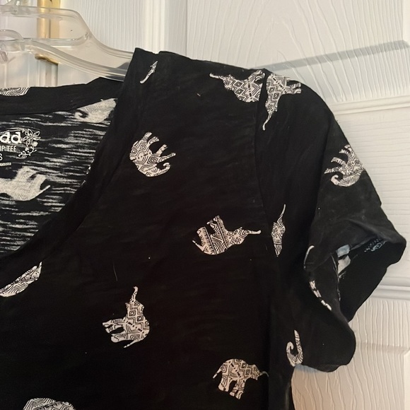Juniors short sleeve shirt V- Neck Elephant top - Size XS - Picture 2 of 6